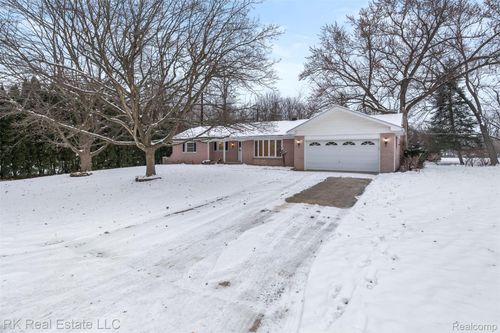 5558 Meadow Ln, Shelby Township, MI, 48316-5215 | Card Image