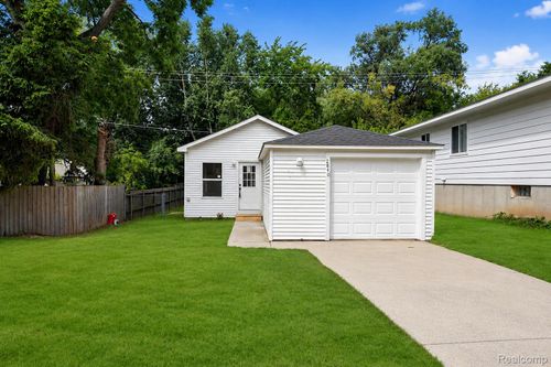 2840 Oldsmobile Ave, Waterford, MI, 48328-2644 | Card Image