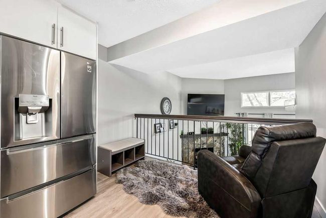 6 Glamis Gardens Sw, Home with 3 bedrooms, 2 bathrooms and 2 parking in Calgary AB | Image 9