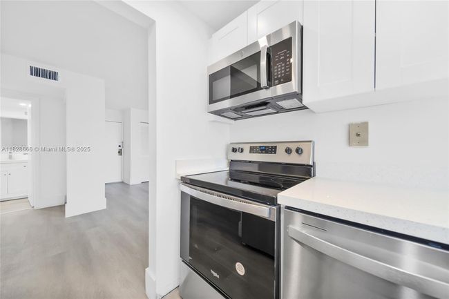 APT-1025 - 17021 N Bay Rd, Condo with 1 bedrooms, 1 bathrooms and null parking in Sunny Isles Beach FL | Image 12
