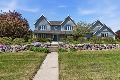 1128 S Silverbrook Drive, West Bend, WI, 53095 | Card Image