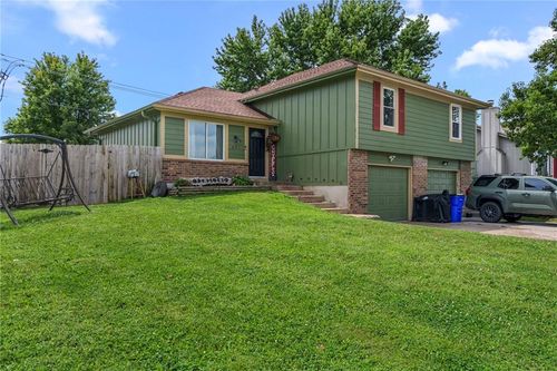 847 Pinewood St, Gardner, KS, 66030-1571 | Card Image