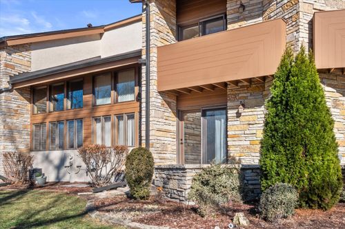 8916327 Main St, Menomonee Falls, WI, 53051-2932 | Card Image