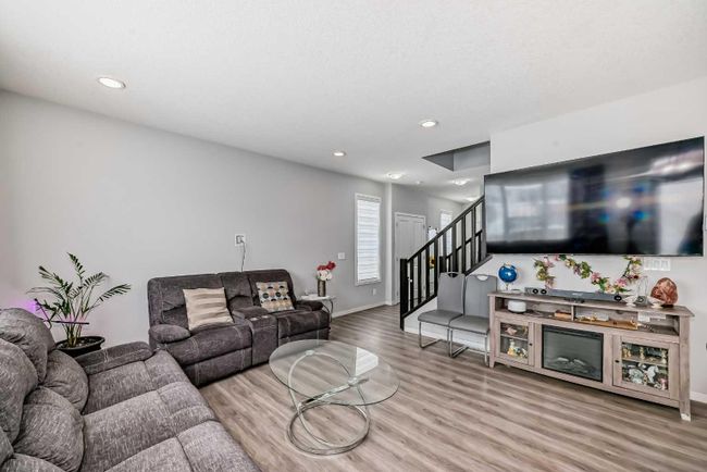 93 Red Sky Road Ne, Home with 3 bedrooms, 2 bathrooms and 4 parking in Calgary AB | Image 6