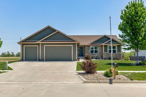 820 Nw Spruce Ave, Earlham, IA, 50072-1136 | Card Image