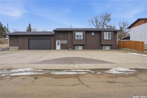 1068 Athabasca St W, Moose Jaw, SK, S6H2E6 | Card Image