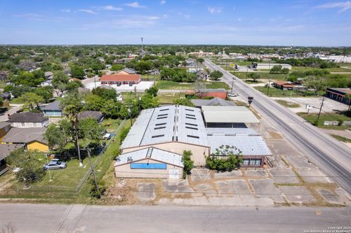 611 Lincoln Ave, Robstown, TX, 78380-3711 | Card Image