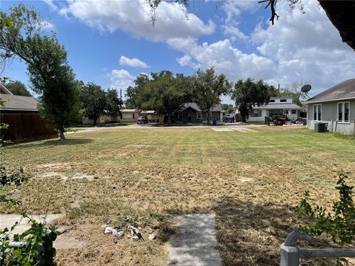 917 E Main St, Sinton, TX, 78387-2734 | Card Image