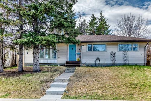 2215 37 St Sw, Calgary, AB, T3E3A5 | Card Image