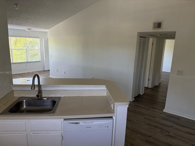 APT-2222 - 1401 Village Blvd, Condo with 2 bedrooms, 1 bathrooms and null parking in West Palm Beach FL | Image 5
