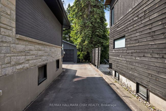 39 Eugenia St, House other with 5 bedrooms, 2 bathrooms and 4 parking in Barrie ON | Image 16