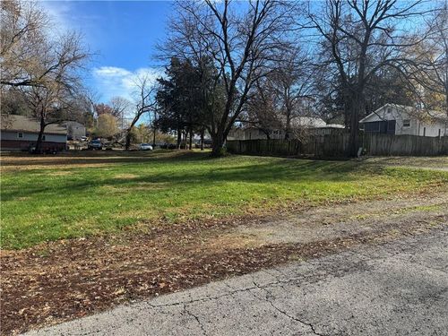 921 Delaware St, Leavenworth, KS, 66048-2432 | Card Image