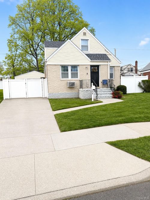 210 S King St, Elmont, NY, 11003-4233 | Card Image