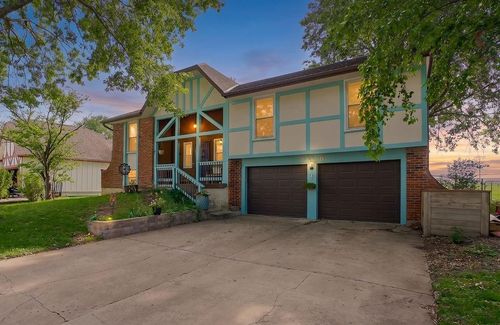 318 N Cherry St, Gardner, KS, 66030-1207 | Card Image