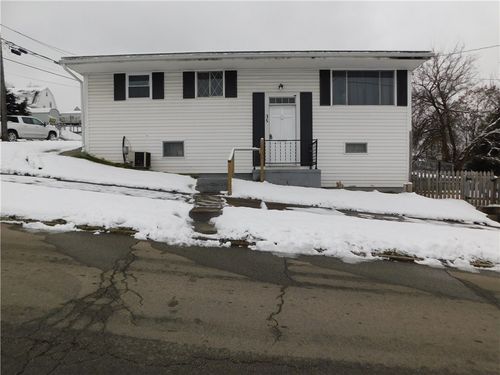 35 Pershing Ave, Uniontown, PA, 15401-3032 | Card Image