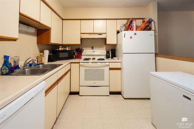 2556 Candlecrest Cir, Condo with 5 bedrooms, 3 bathrooms and null parking in Manhattan KS | Image 5