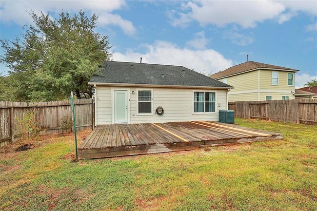 Spacious Backyard. Generous outdoor area perfect for gardening, entertaining, or unwinding. | Image 20