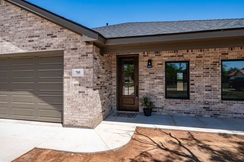 705 E Davenport St, Stamford, TX, 79553-3305 | Card Image