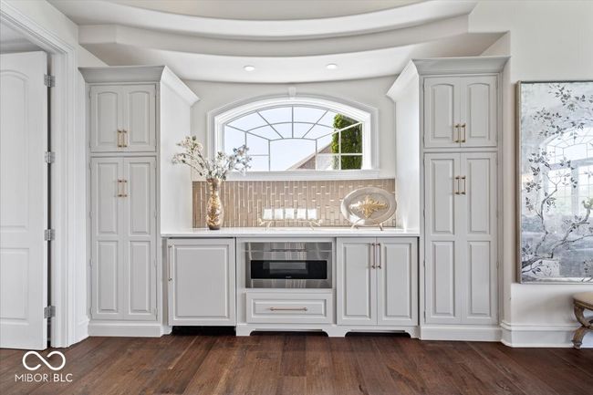 This cabinet niche offers additional storage and microwave oven. | Image 18