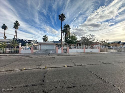 4138 Sheppard Dr, Las Vegas, NV, 89121-6852 | Card Image