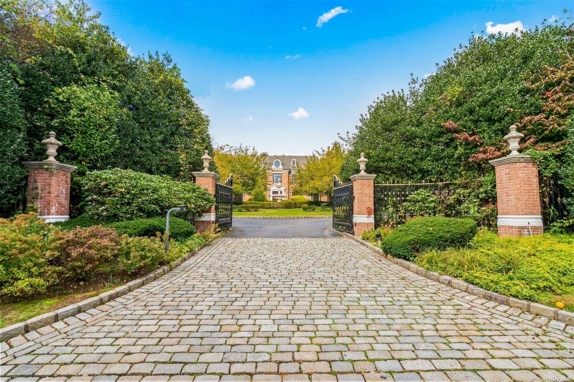 Orchard Ln, Old Westbury, NY 11568