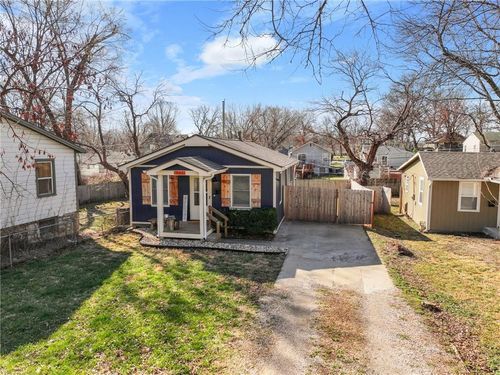 301 W 81st Ter, Kansas City, MO, 64114-2336 | Card Image