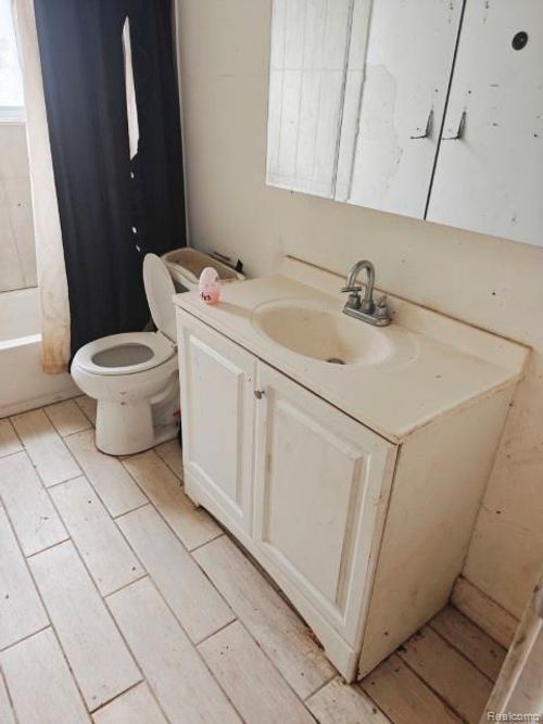 8291 Mettetal St, Detroit, MI, 48228-1951 | Card Image