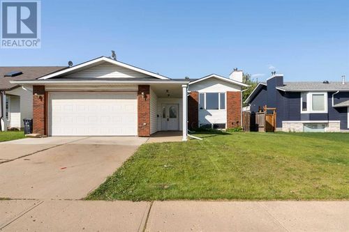 125 Bacon Pl, Fort Mcmurray, AB, T9K1Z3 | Card Image