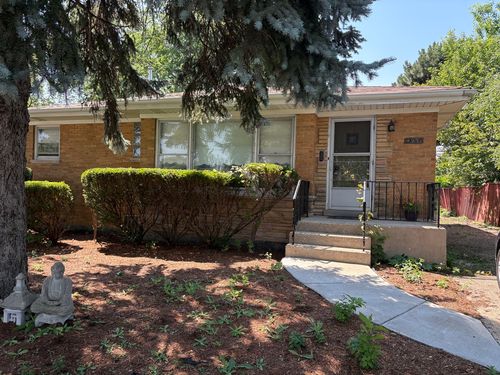 4951 Howard St, Skokie, IL, 60077-2805 | Card Image