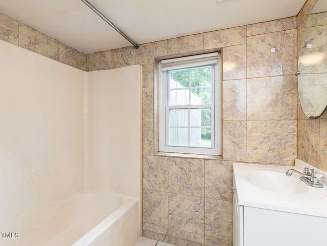 028-1280x960-basement-unit-bath | Image 28