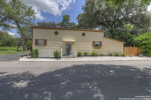 332 W Klein St, Seguin, TX, 78155-6837 | Card Image