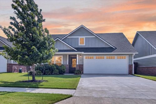 422 Travis Dr, McGregor, TX, 76657-1024 | Card Image