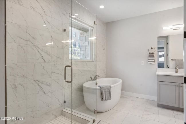 363 E Overlook Loop, Condo with 3 bedrooms, 4 bathrooms and null parking in Hideout UT | Image 19