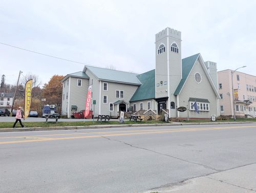 537 Railroad St, St. Johnsbury, VT, 05819-1635 | Card Image