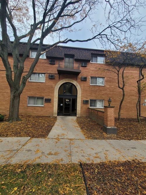 18-18555 Hickory Ct, Lansing, IL, 60438-2659 | Card Image