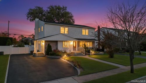 30 Andover Ln, Hicksville, NY, 11801-3402 | Card Image