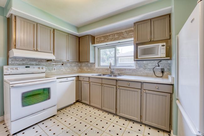 3742 Montcalm St, House other with 3 bedrooms, 1 bathrooms and 4 parking in Windsor ON | Image 8