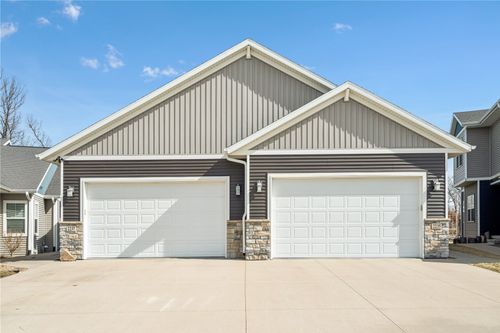 2237 Tranquil Ct Nw, Cedar Rapids, IA, 52405-1121 | Card Image
