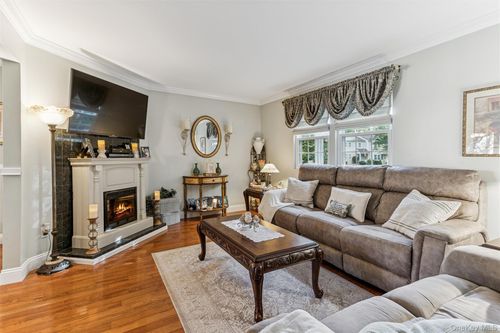 22 Huntington Cmns, Yaphank, NY, 11980-2017 | Card Image