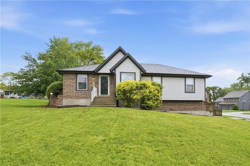 3912 Sw Linden Cir, Lee's Summit, MO, 64082-4642 | Card Image