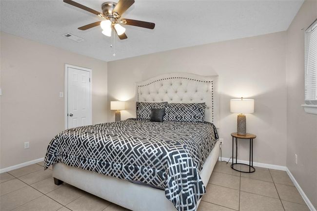 Apt B main bedroom | Image 32