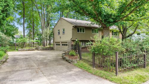 2641 Lynnhurst Dr, Vestal, NY, 13850-2931 | Card Image