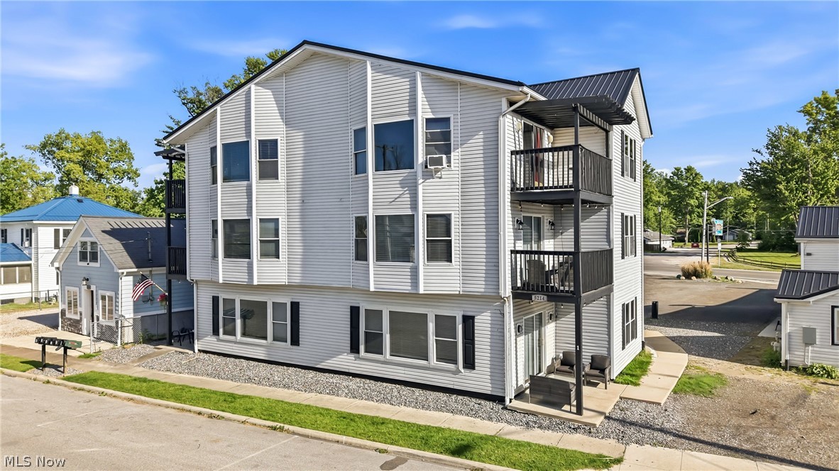 5214 Old Lake Rd, Geneva, OH 44041