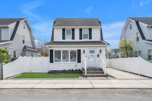 14 Laurel Rd, Lindenhurst, NY, 11757-1304 | Card Image