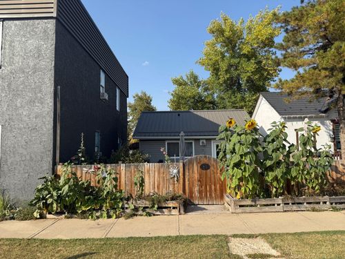 690 3 Avenue W, Drumheller, AB, T0J0Y3 | Card Image