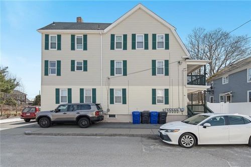 15 Thompson St, Warren, RI, 02885-2418 | Card Image
