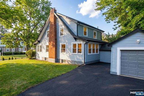 933 Maple Ave, Ridgefield, NJ, 07657-1107 | Card Image