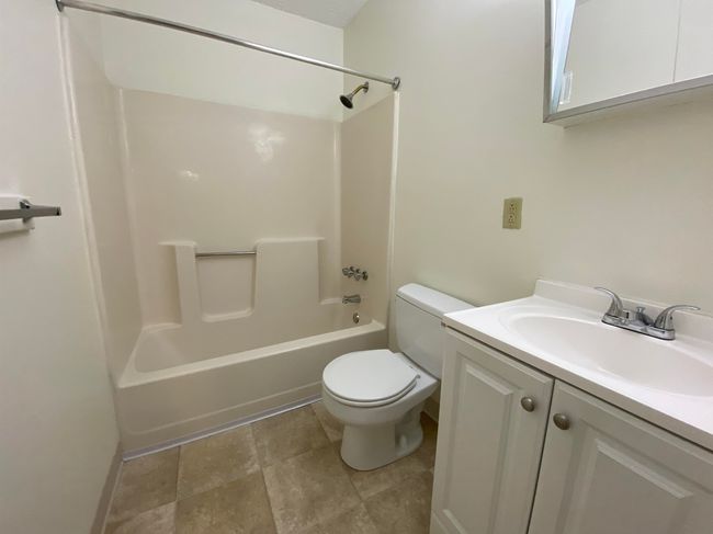 APT-13 - 11 Railroad Ave, Condo with 2 bedrooms, 1 bathrooms and null parking in Derry NH | Image 22
