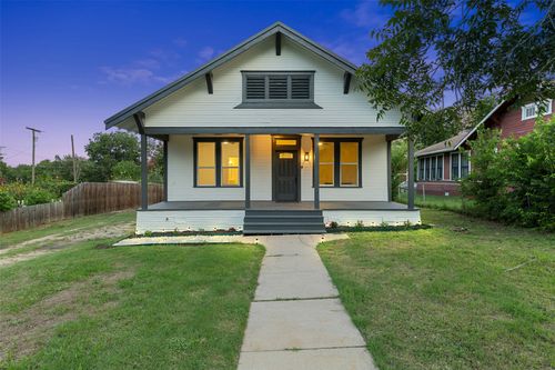 707 W 7th St, Taylor, TX, 76574-2718 | Card Image