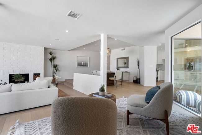 APT-201 - 5205 Ocean Front Walk, Condo with 2 bedrooms, 3 bathrooms and 2 parking in Marina del Rey CA | Image 23